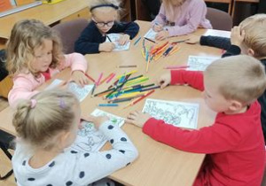 Dzieci malują obrazek